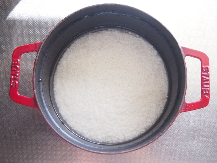 米を研いで2合分の水を入れ、30分～1時間吸水させる。