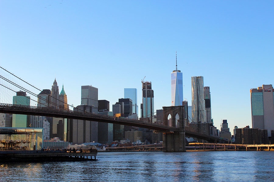 ブルックリン橋と摩天楼ニューヨーク。