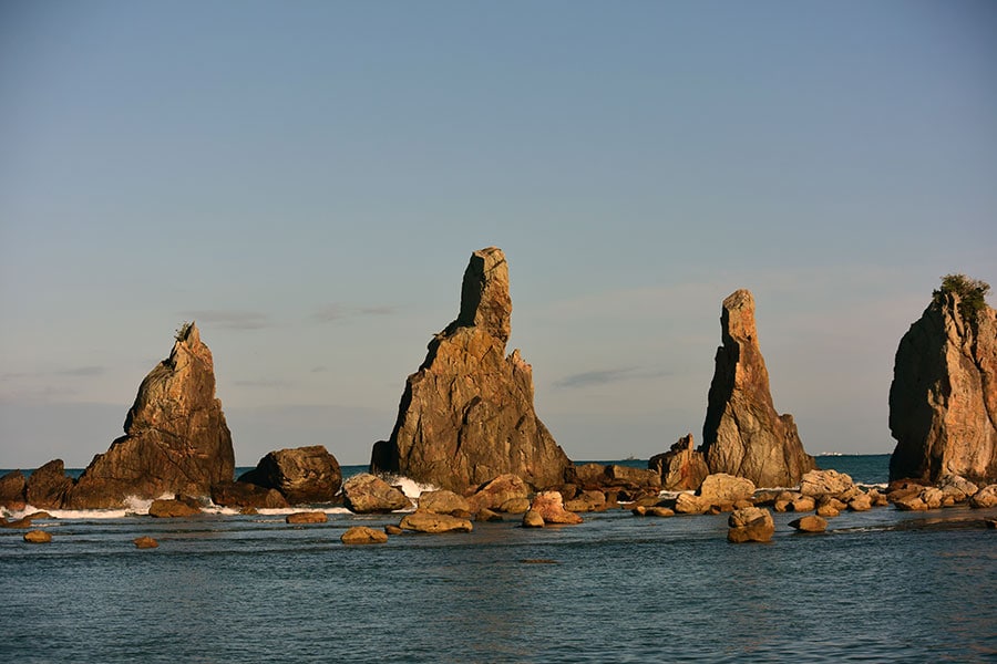 国の天然記念物、景勝地の橋杭岩。岩にはそれぞれ名前があり、祈っている僧侶に見える“大オガミ岩”(中央)と、その弟子のような“小オガミ岩”(中央右)が印象的です。