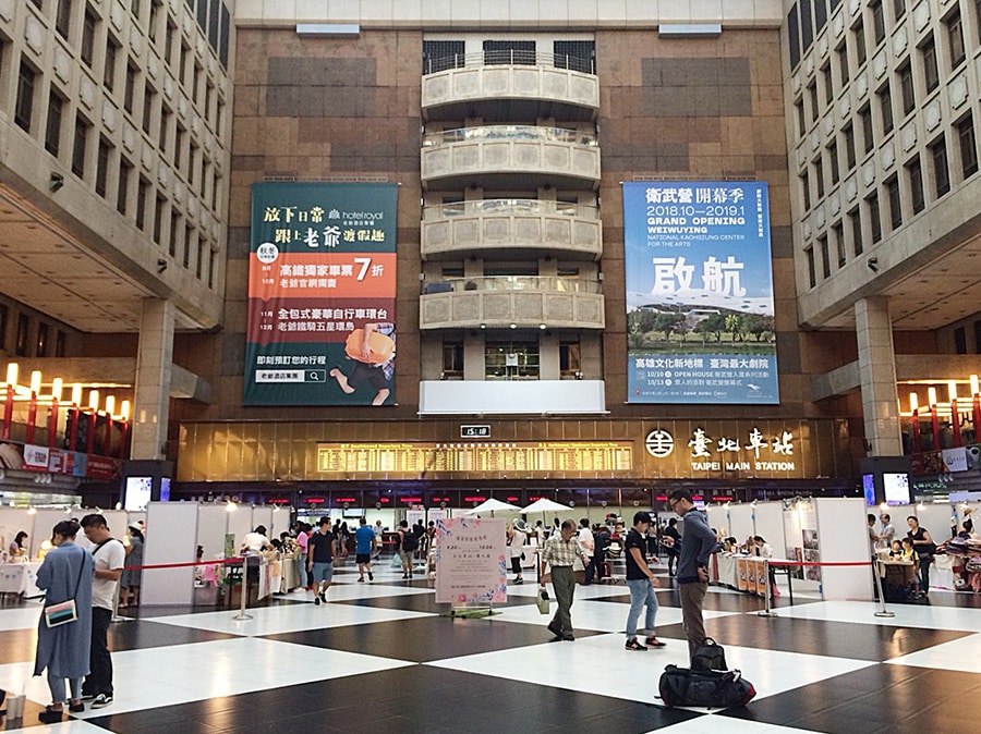 台北駅中央ホール。正面は台湾鉄道のチケット売り場。