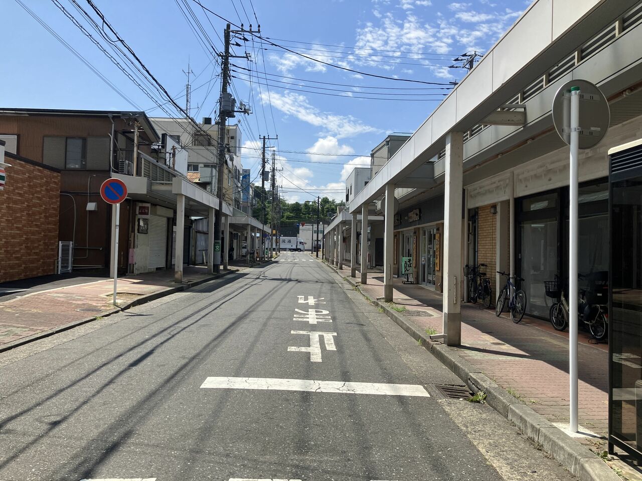 すぐ右手が「めん処船食」で、左奥に製麺部門がある