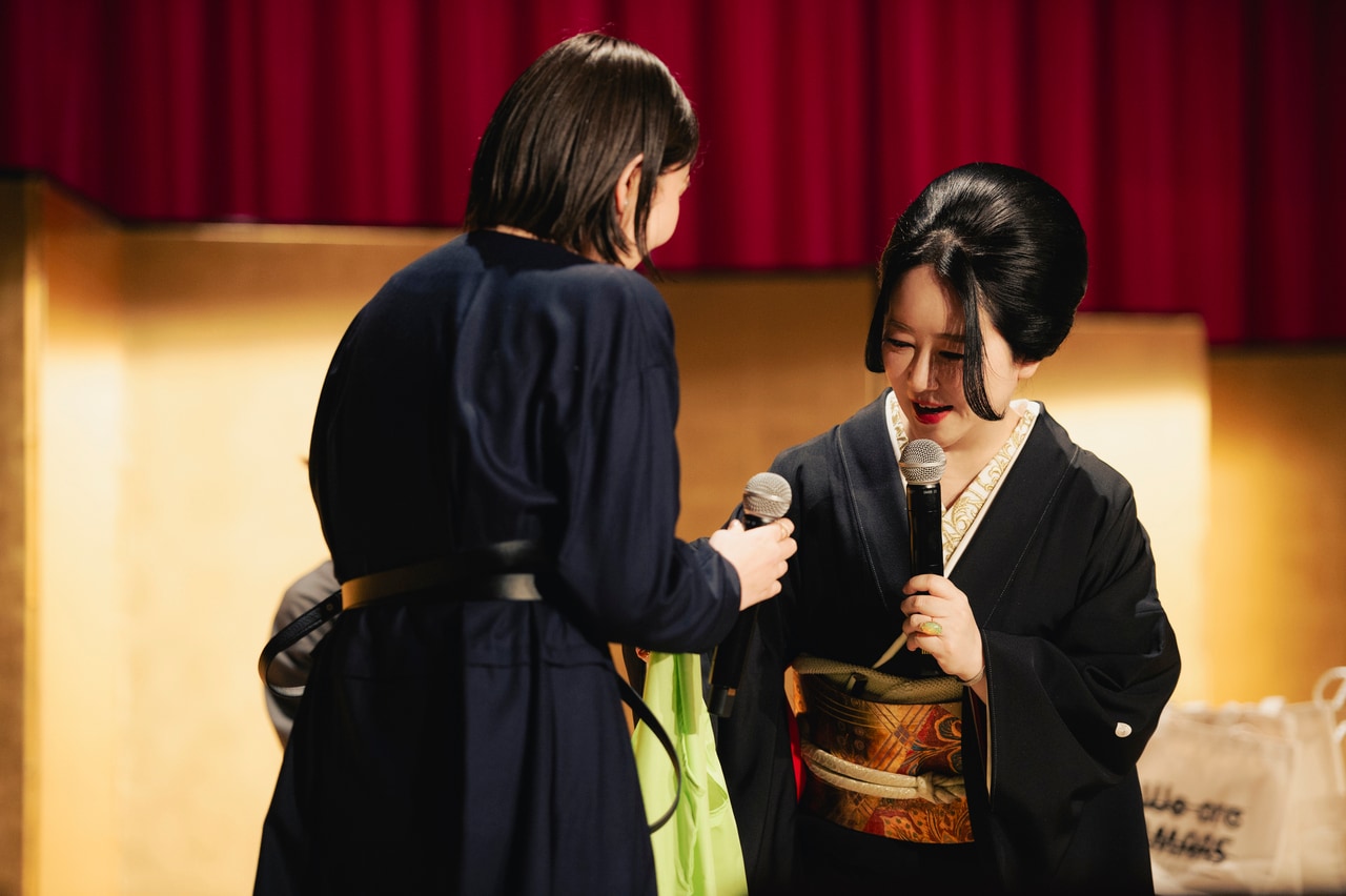 抽選会の賞品は東村作品のグッズが詰まったサイン入りバッグ。