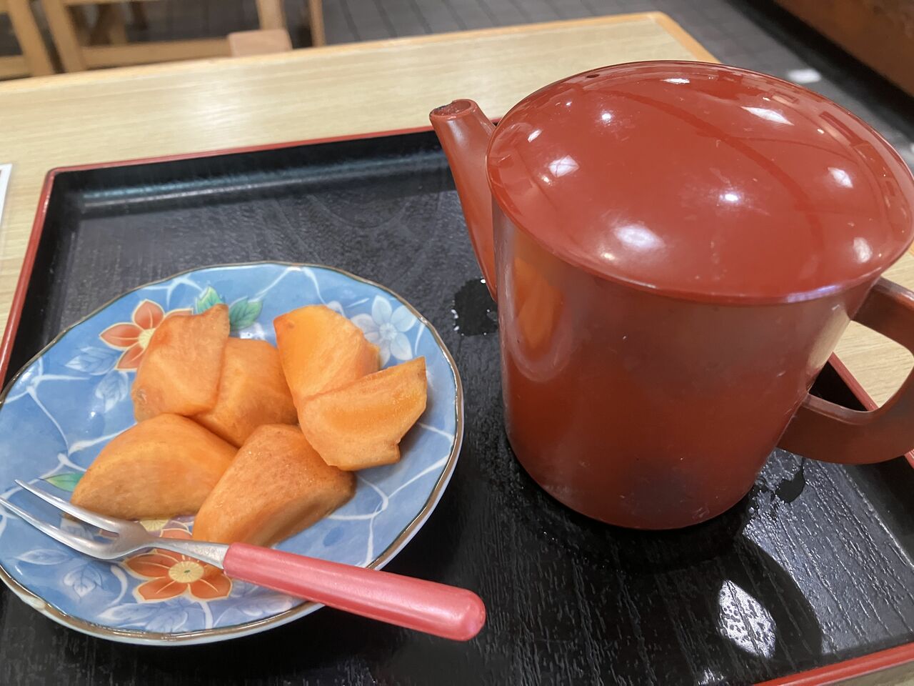 〆のそば湯、そして柿をいただいた