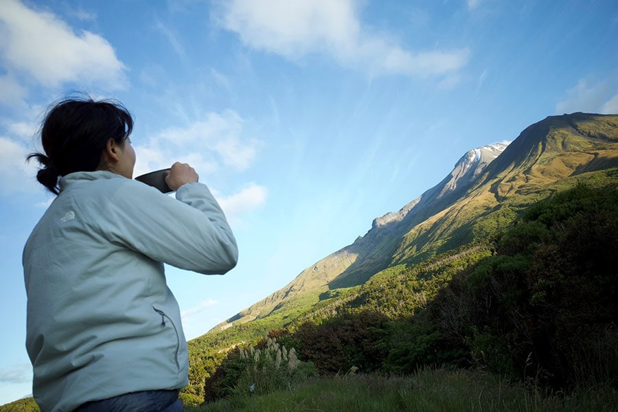 ニュージーランドのタラナキ山頂上を眺めながら、目覚めのコーヒーを味わう。朝陽が作る山肌の陰影が複雑で美しい。写真提供：大橋未歩さん