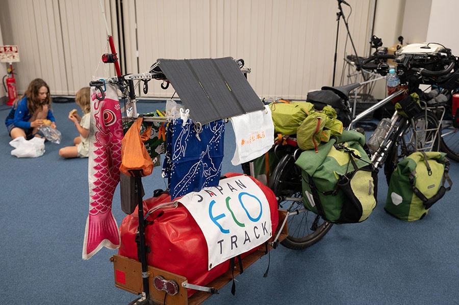 グザヴィエさんの自転車。荷台には、こいのぼりが！