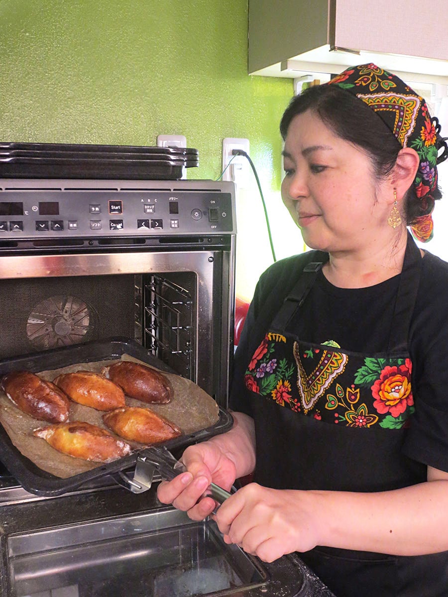 「ロシアを好きになり、ロシアカフェを始めました」と古池麻衣子さん。毎日ピロシキを手作り。