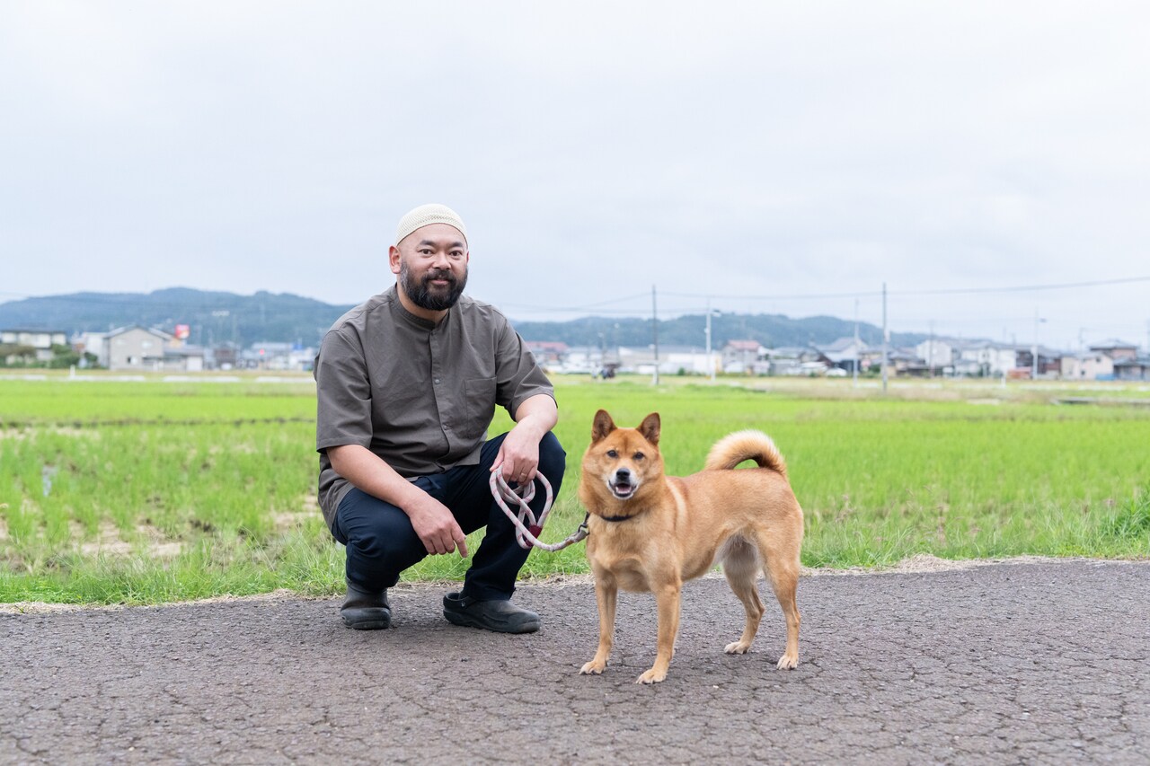 狩猟の相棒、愛犬ハツと。古くから猟犬として親しまれている梓山犬という希少な犬種。