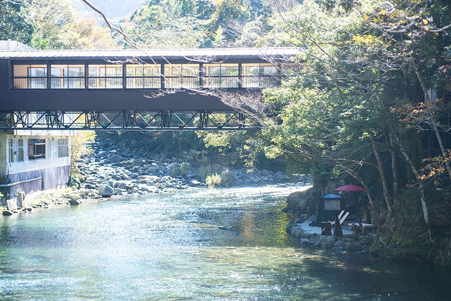 清流を目の前にしたテントサウナは75分間貸し切ることができる。水着は忘れずに持参を。