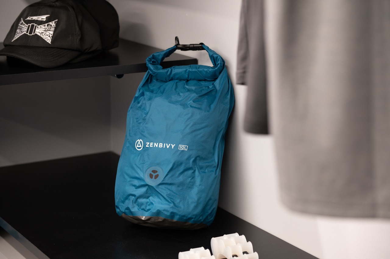 ゼンビビィのドライサックは7L、10L、15Lを展開。10Lは6,270円。