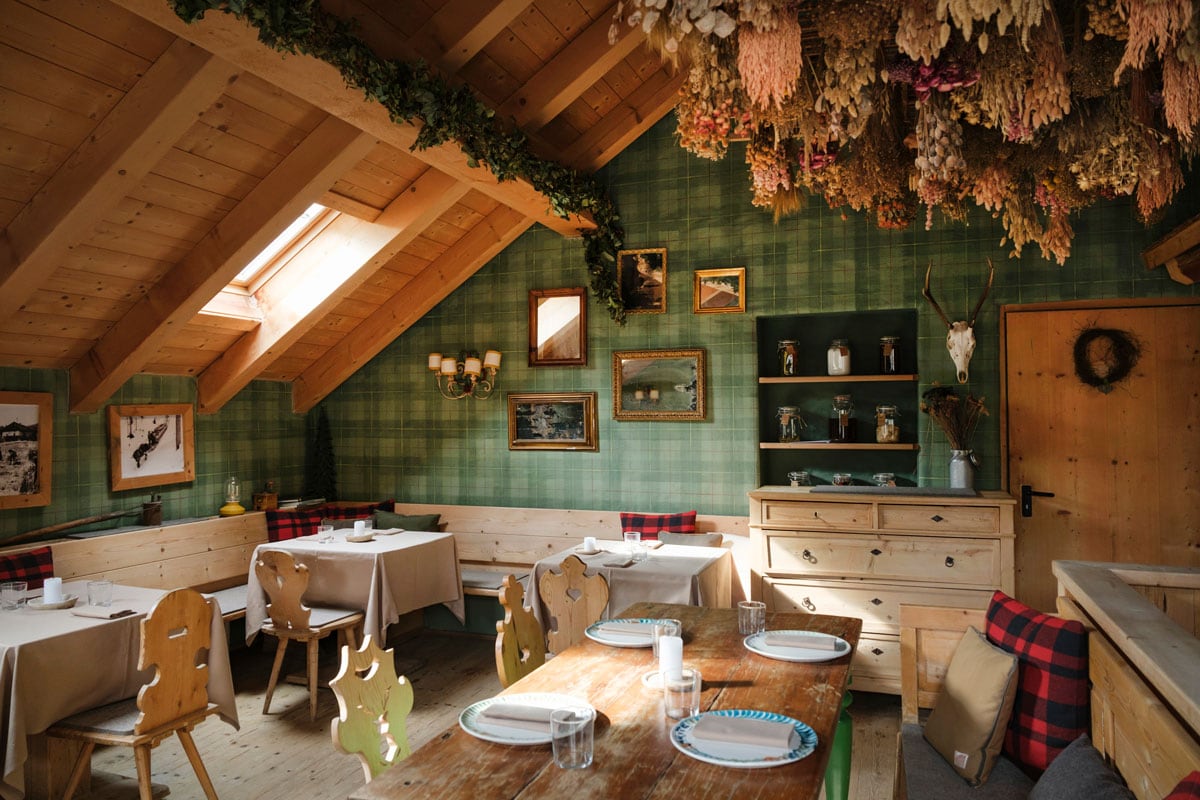 レストランのインテリアはぬくもりある木が基調。童話に出てきそうな、可愛らしい設え。