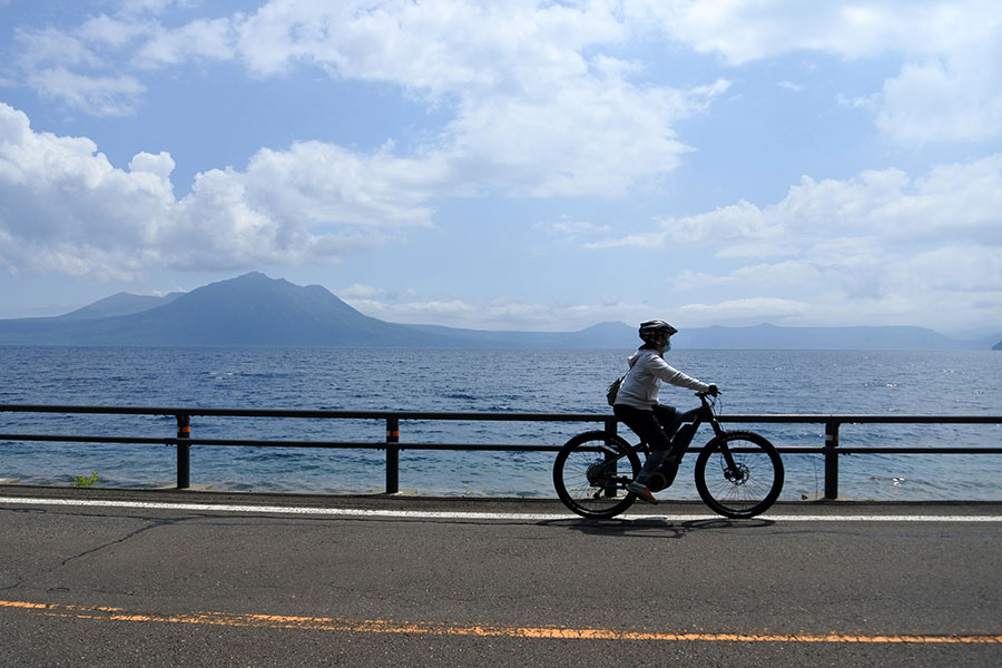 電動アシスト機能付きのe－バイクなら、温泉街から約8キロ離れたポロピナイカンパニーへも30分足らずで行けます。