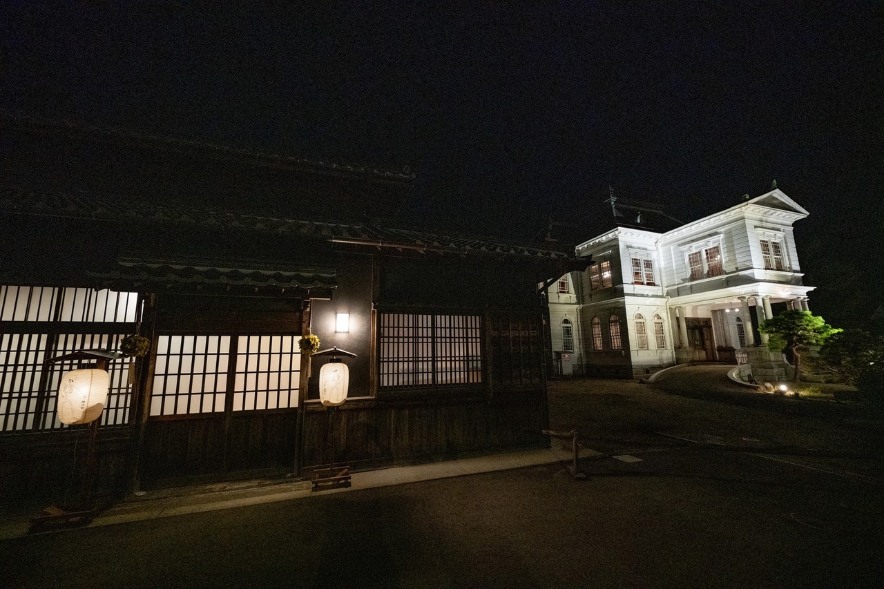 奇怪夜行の入口。右奥の西洋館も会場となる。