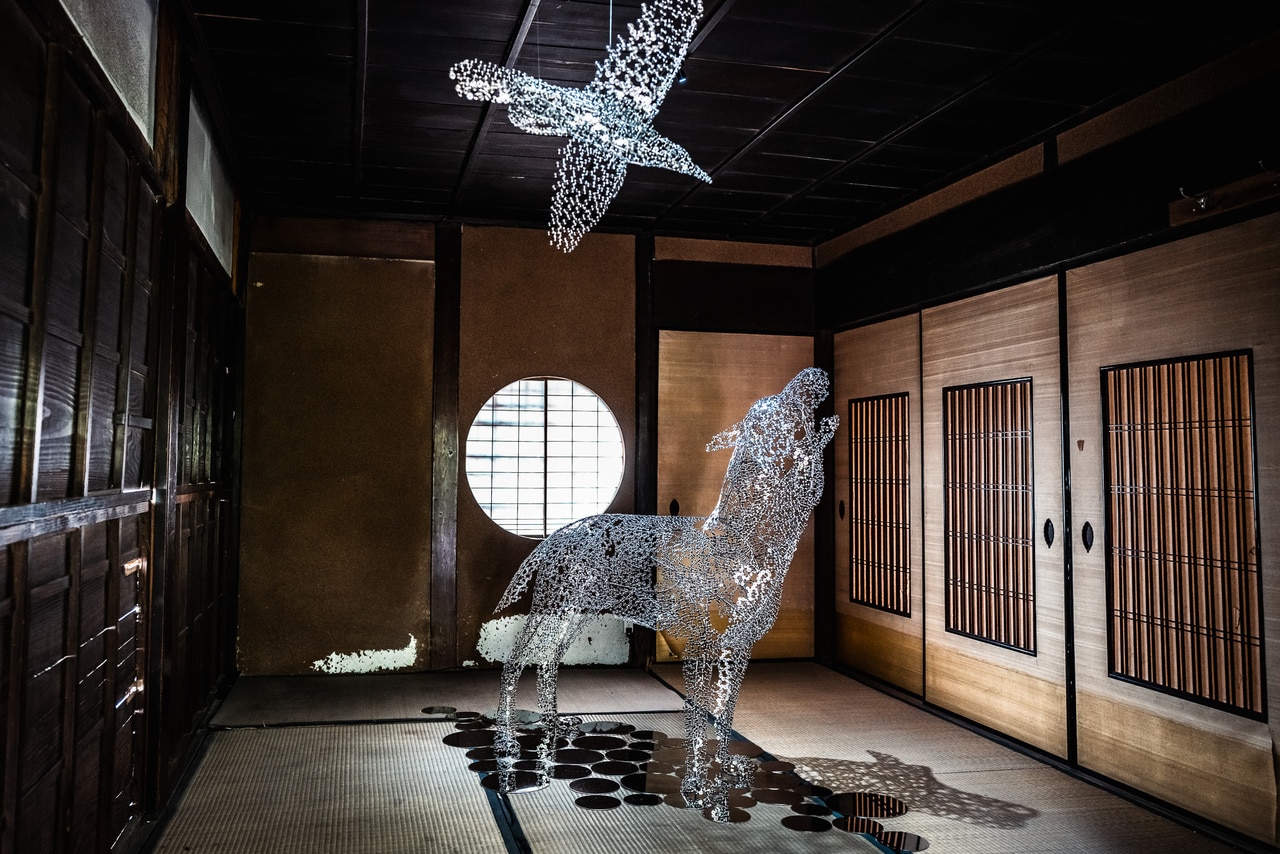 「西川庄六別邸」に展示されている西島雄志の作品。