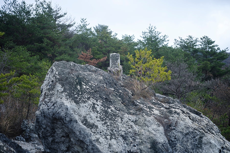 「旧八万地獄」の大岩には、湯の神として知られる湯神少彦名大神をまつった社が。