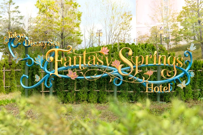 ファンタジースプリングスホテル】宿泊者だけが入れる庭園には幸せそう