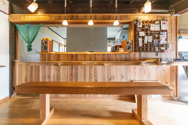 床材は隠岐産の「黒松」を使用。塗装は天然蜜蝋。