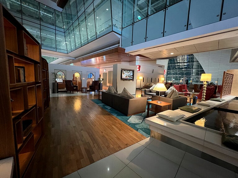 静かな噴水に癒されつつ奧に進む。適度な間仕切りがあって落ち着いた造り。