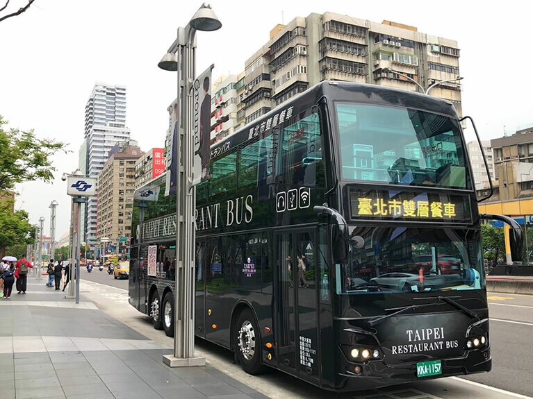 バス停はありませんが、この一際目立つ外観ですぐにわかると思います。