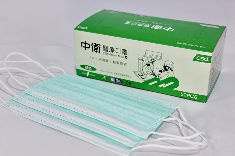 カラーマスク登場前の通常タイプ。サージカル感がダイレクトに伝わるイラストが目を引く。長時間装着する医療現場に対応すべく、高い通気性と軽いつけ心地を追求。