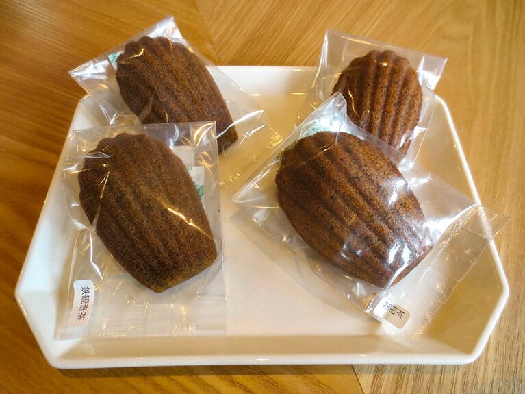マドレーヌ2種。左「鉄観音茶」350円、右「茉莉花（ジャスミン）茶」350円。