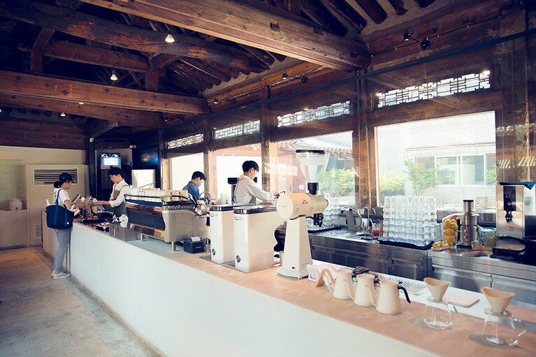 カウンターではパンのトレーを預け飲み物を注文後、名前を告げて待つ。