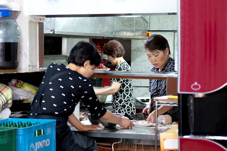 昔ながらの食堂を思わせる雰囲気。