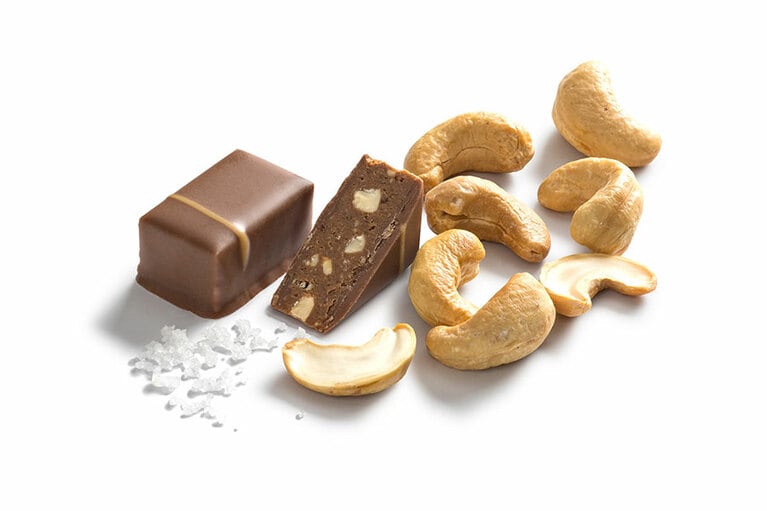 「8 MADELEINE　マドレーヌ 8番地」。