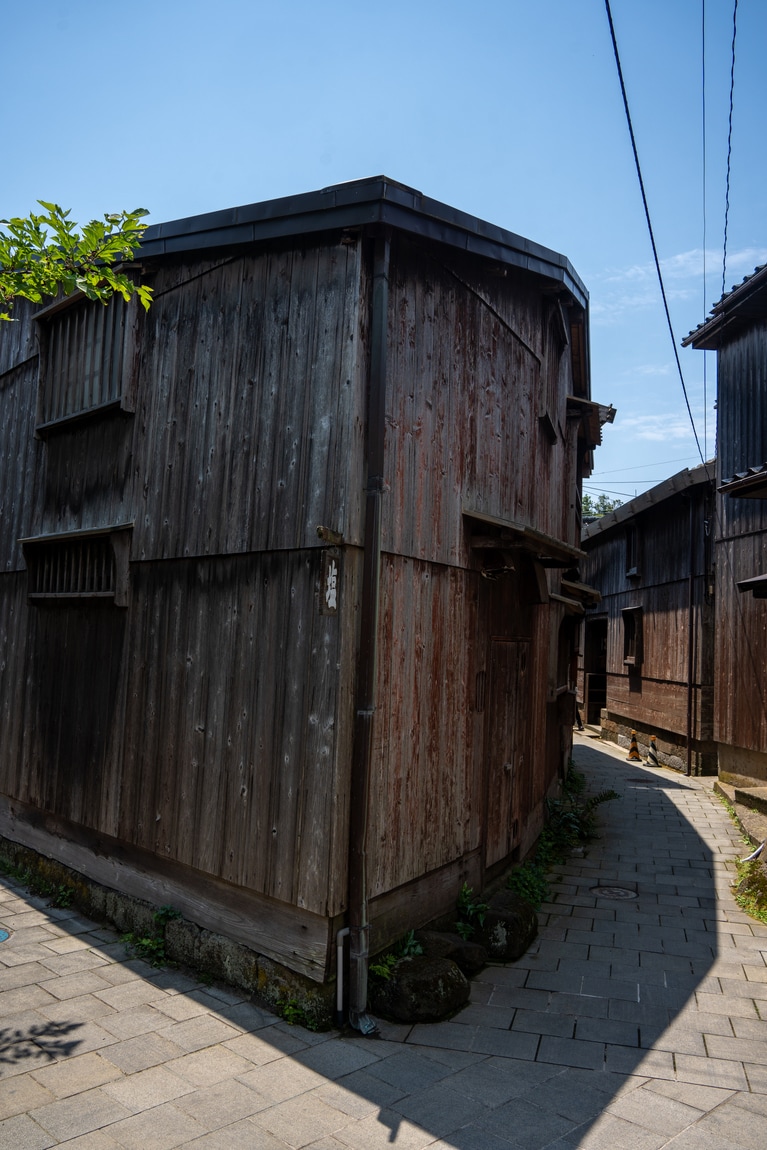 「初夏の佐渡島」　筧 悠里恵 「時間が交わる場所」 佐渡市宿根木伝統的建造物群保存地区の三角家。