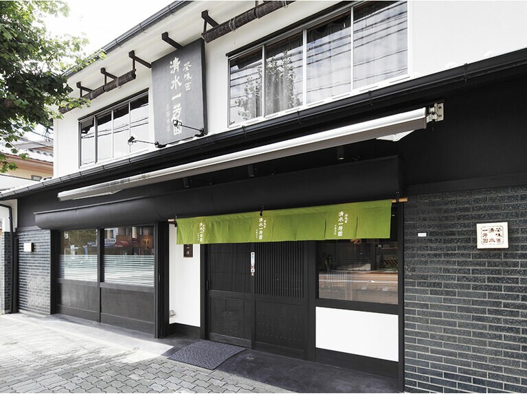 【茶匠清水一芳園 京都本店】お店は三十三間堂のすぐそば。