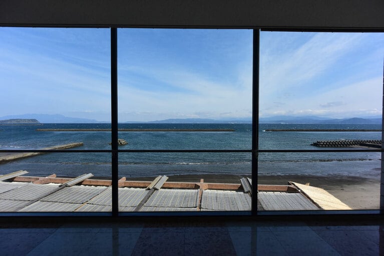 砂むし温泉施設の2階から見た摺ヶ浜。対岸に大隅半島を望みます。