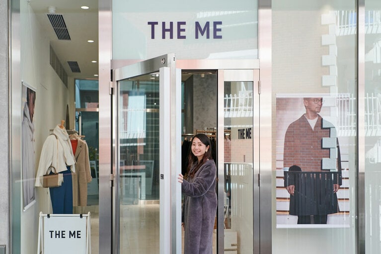 「THE ME」のショップはシルバーのファサードが印象的なビルの2Fに。