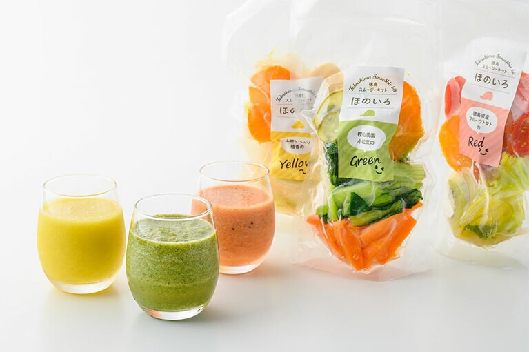 エイブルフーズ「徳島スムージー ほのいろ」各842円。左から：上勝いろどり柚香のYellow（200g）、樫山農園小松菜のGreen（200g）、徳島県産フルーツトマトのRed（180g）／徳島県