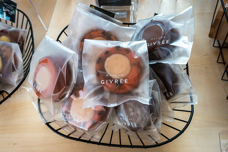 50 CAFEオリジナルの生チョコフィナンシェ「地獄ティグレ」各350円。