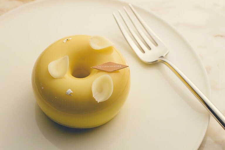 キンカンのムースとゼリー、レモンの果皮入りのスポンジを、パッションフルーツをしのばせたホワイトチョコで包んだ「金桔茉莉」230元。