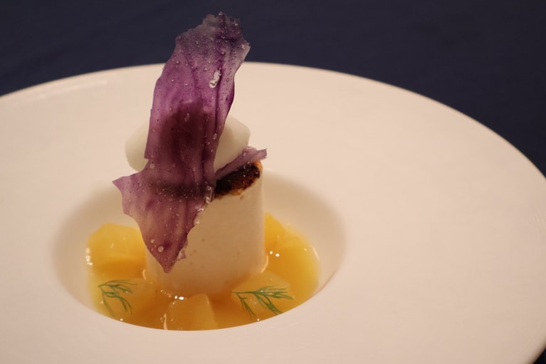 「ココナツと蔵元酒粕のムース・グラッセ」と「レモングラスの香る発酵パイナップルのピューレ」。（筆者撮影）