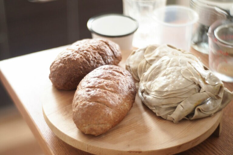 お店で出たダメ皮(包む際に失敗した皮)に小麦粉と水、コーンミール、酵母を加えてパンに。