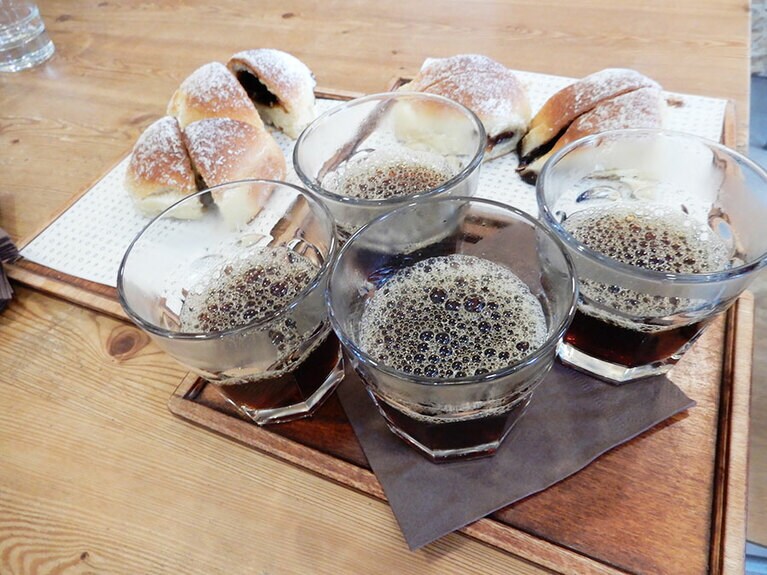 プラムジャムを挟んだブフタは“かわいいお嬢さん”という意味だそう。