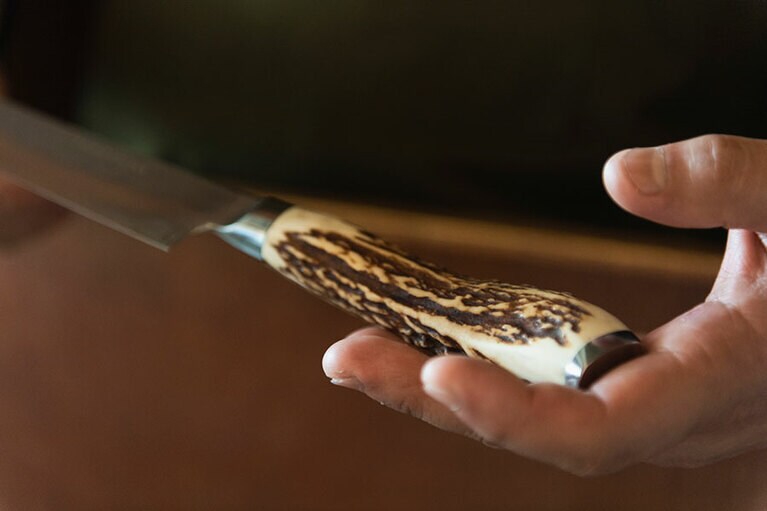 福井県越前市の“越前打刀物”の職人にオーダーした包丁。柄には豊島シェフが捕獲した鹿の角が使われている。豊島シェフの手にフィットするように作られたシェフ専用の包丁だ。