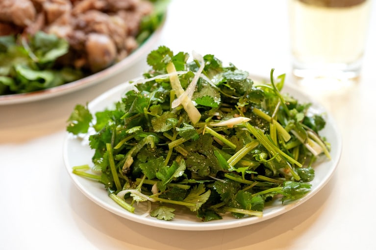 「香菜と青唐辛子のサラダ」。