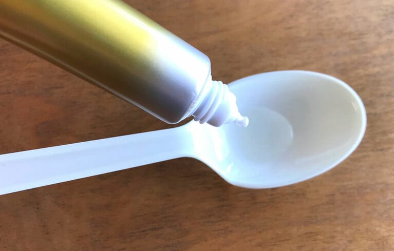 ややとろみのある液が、ポタ、ポタっと1滴ずつ出てくるので、広い範囲に、というより、ピンポイントな悩みの部分向き。