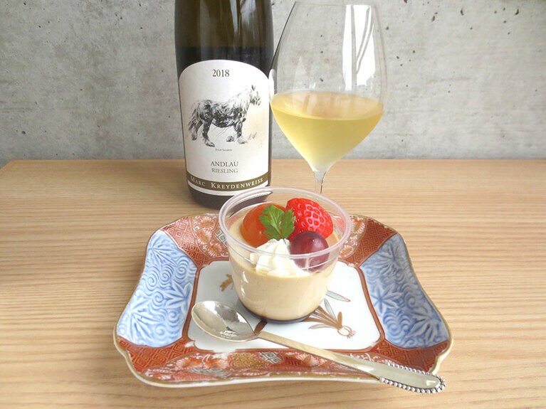 「黒糖プリン」380円。アルザスのリースリングを合わせて、後口すっきり。