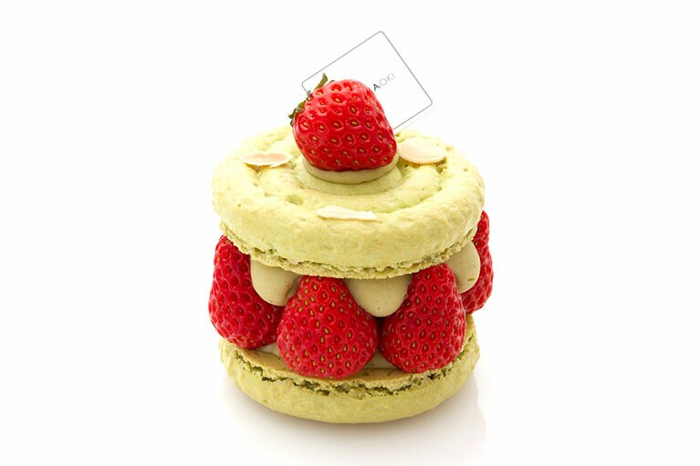 パラディ フレーズ 950円。ピスタチオのコクとイチゴの酸味がマカロン生地のサクッとした食感とともに口いっぱいに広がる。販売期間：3月19日(金)～5月中旬(予定)。 販売店舗：丸の内店、東京ミッドタウン店、新宿伊勢丹店、渋谷ヒカリエShinQs東横のれん街店。