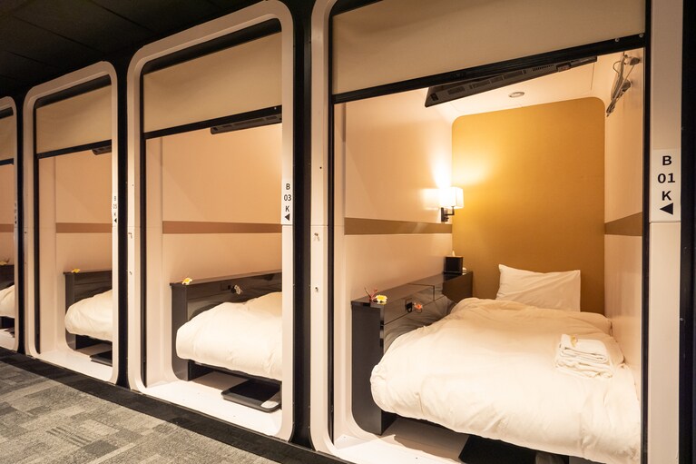 ビジネスクラスは男女共用エリアになっており、窓から光が差し込む明るい空間。写真提供：ファーストキャビン インターナショナル ハワイ。