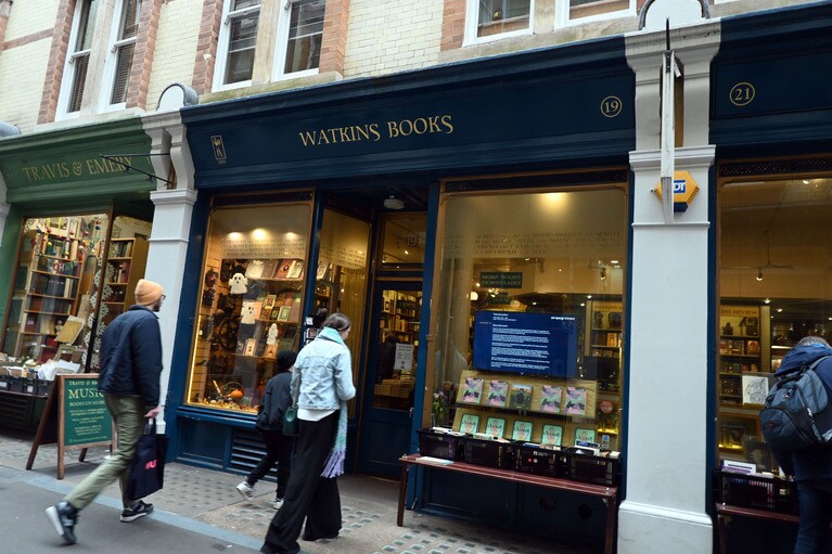 セシル・コートの、魔術、オカルト、神秘主義などの書籍を扱うエソテリック系の専門書店。