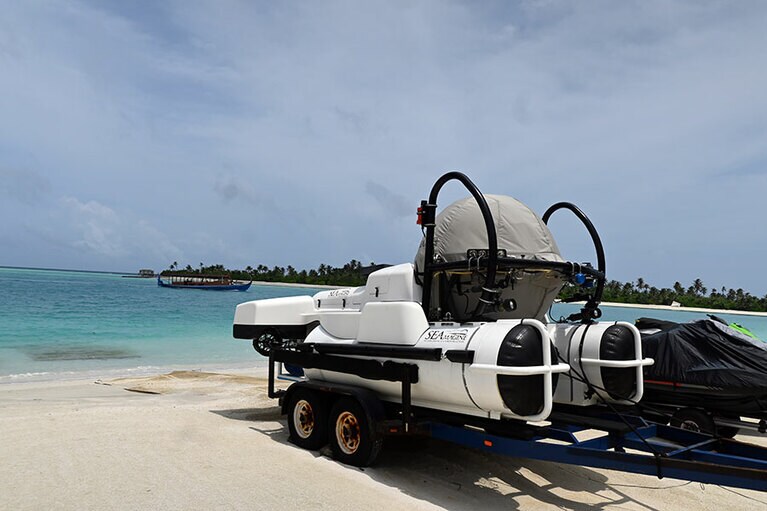 パイロット1名、乗客1名の2人乗りの潜水艦。