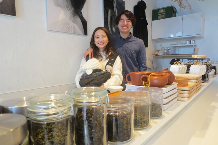 山口友規さん、曾采薇（ソウサイビ）さん夫妻とベビー。