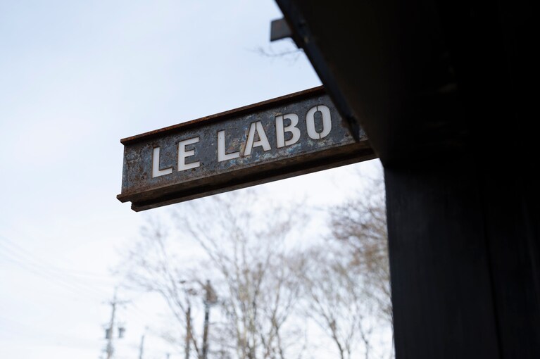 新緑に包まれながら香りと向き合う。移動する店舗ならではの「ル ラボ オン ウィールズ」を軽井沢で体験