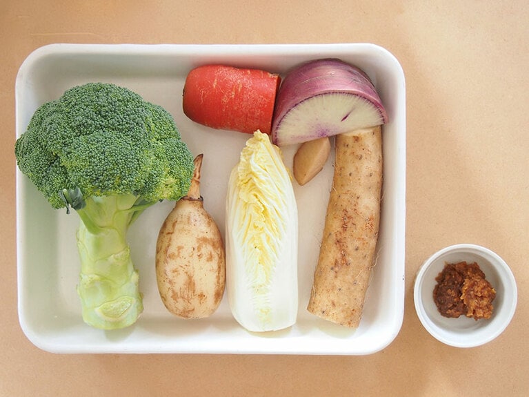 材料(4人前)。・季節野菜：お好みの分量 (ブロッコリー、レンコン、白菜、長芋、紅心大根、人参など) ・生姜：5g ・みそ：20g ・米酢：小さじ1 ・砂糖：小さじ1 ・水：大さじ2 ・白炒りごま：大さじ2