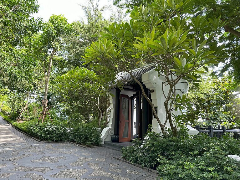 客室棟はそれぞれに立派な数寄屋門を構える。