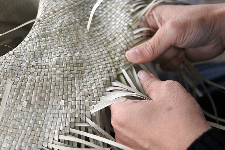 葉の引き具合を手の力加減で調節するのがポイント。